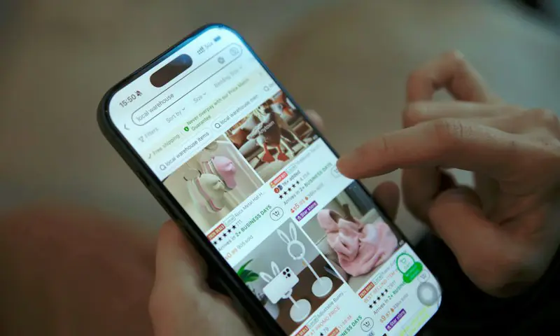 Persona comprando desde su celular