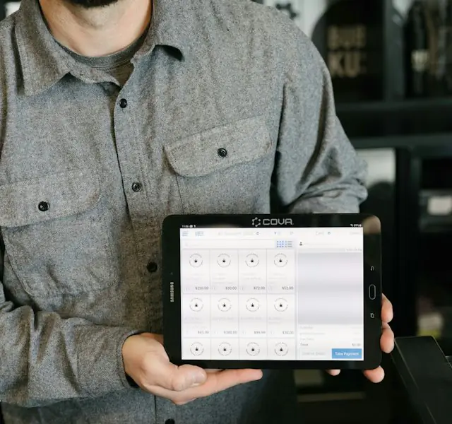 Encargado usando una tablet para registrar inventario