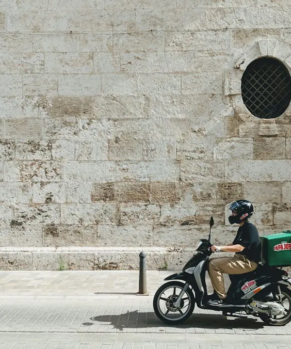 Repartidor en motocicleta