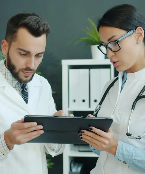 Médicos revisando un expediente en una tablet