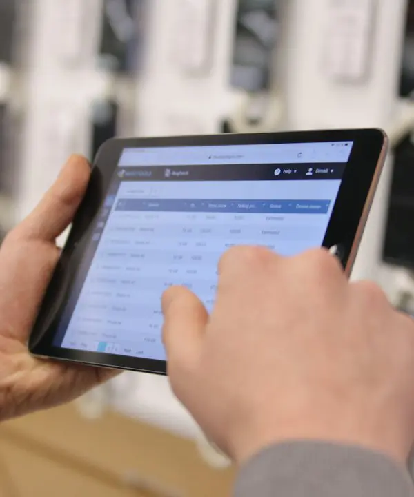 Persona registrando datos en una tablet
